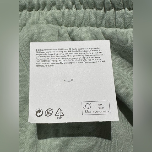 ✨New✨ H&M: Women’s Regular Fit Shorts- Size Medium - Picture 10 of 10